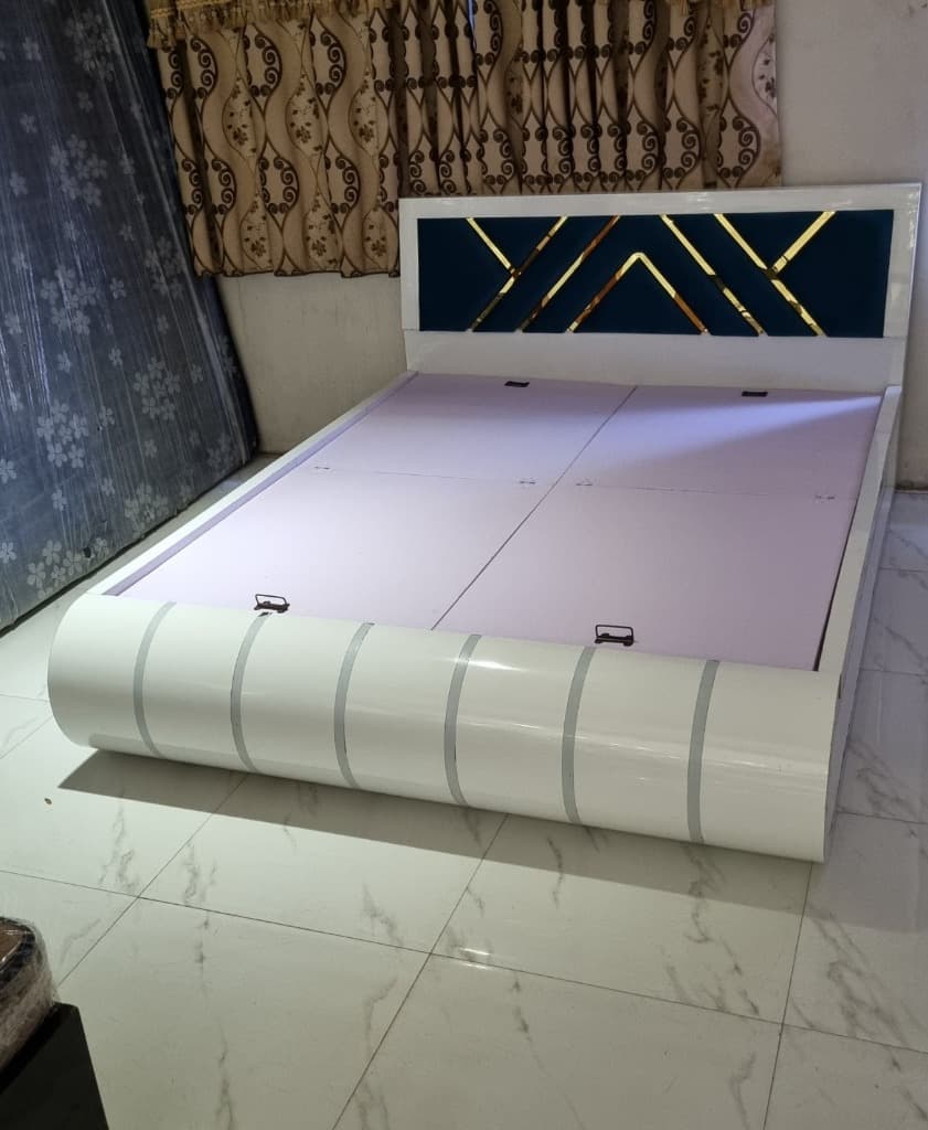 Statement Beds: Curved High-Gloss Frames & Blue Velvet Inlays